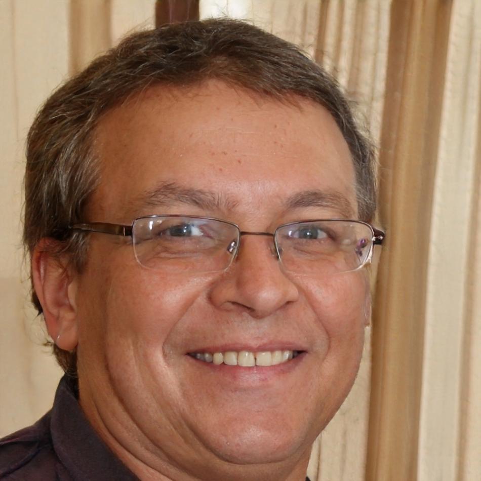 Retrato profesional de Aurelio Mendoza